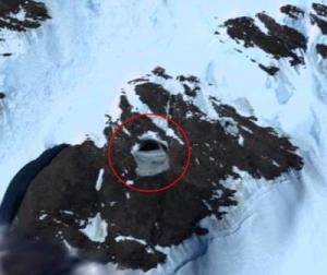 Lubang misterius menyerupai gua besar di Antartika